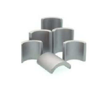 Magnete permanente in ferrite ad alta coercitività per uso industriale