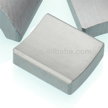 Magnete di ferrite permanente ad alta resistenza magnetica con elevata resistenza alle temperature e elevata coercibilità