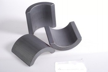 Magnete permanente di ferrite ad alta coercibilità e resistenza alla corrosione per alte temperature di funzionamento