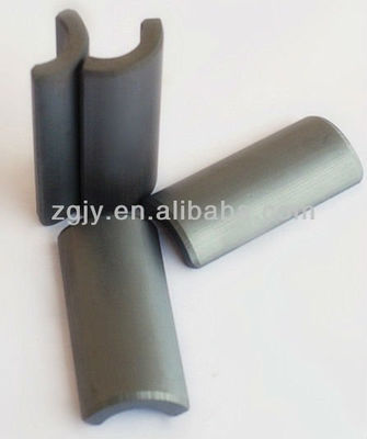 Magnete permanente in ferrite ad alta coercitività per uso industriale