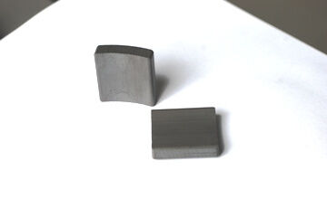 Magnete in ferrite sinterizzata per motori universali Temperatura massima di esercizio 250°C Componente magnetico ideale per motori industriali