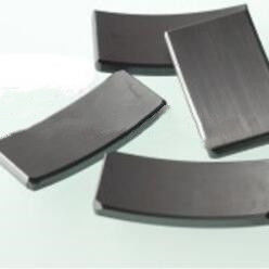 Magnete ferrite permanente ad alta energia con elevata coercibilità